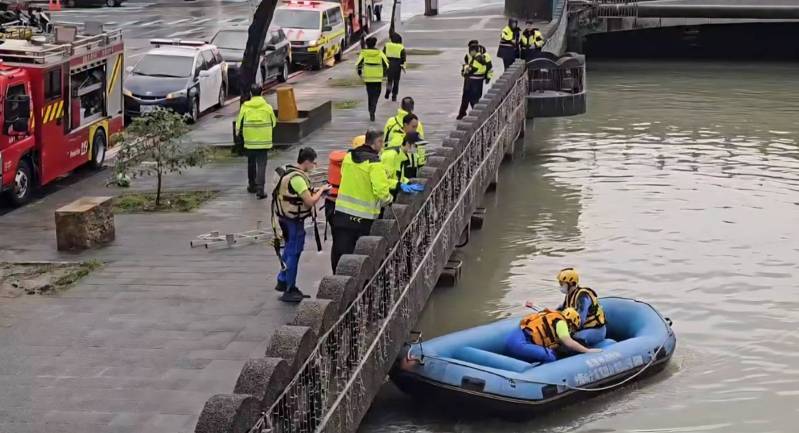 護人員初步巡視田寮河喜豬橋段未發現人影，遂改以橡皮艇沿河道往下游搜索。