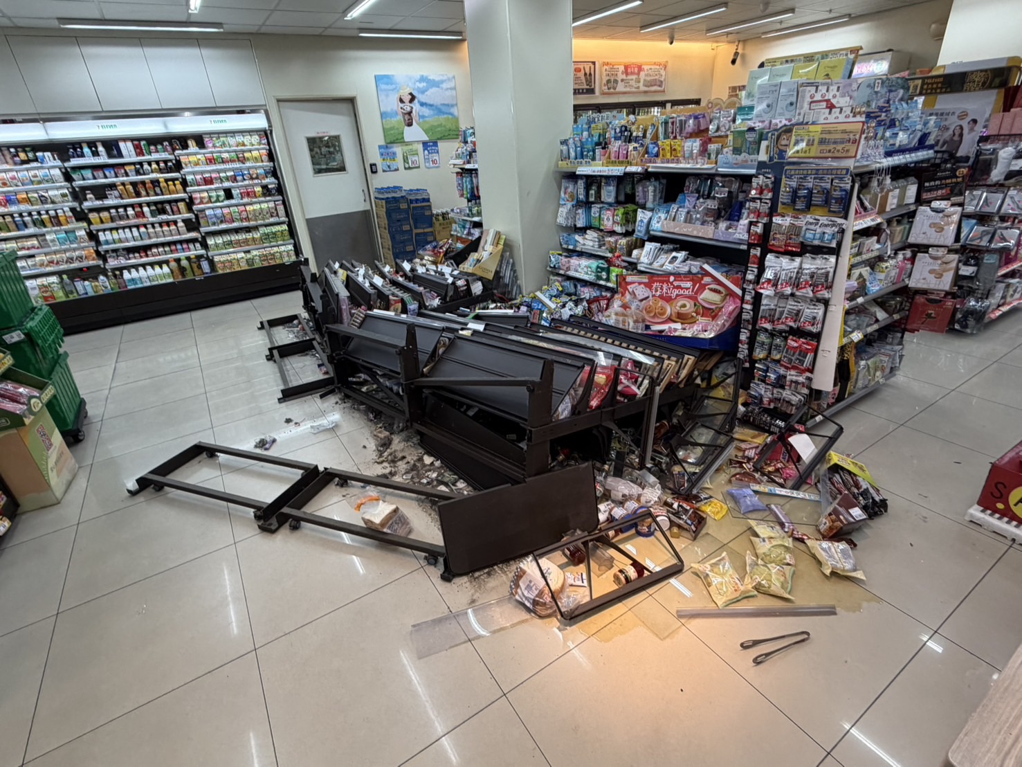 超商店長現場勘查，粗估受損商品價值高達新台幣6萬元。事後店長已正式向警方提起毀損告訴，郭男酒醒後恐得面對高額賠償。