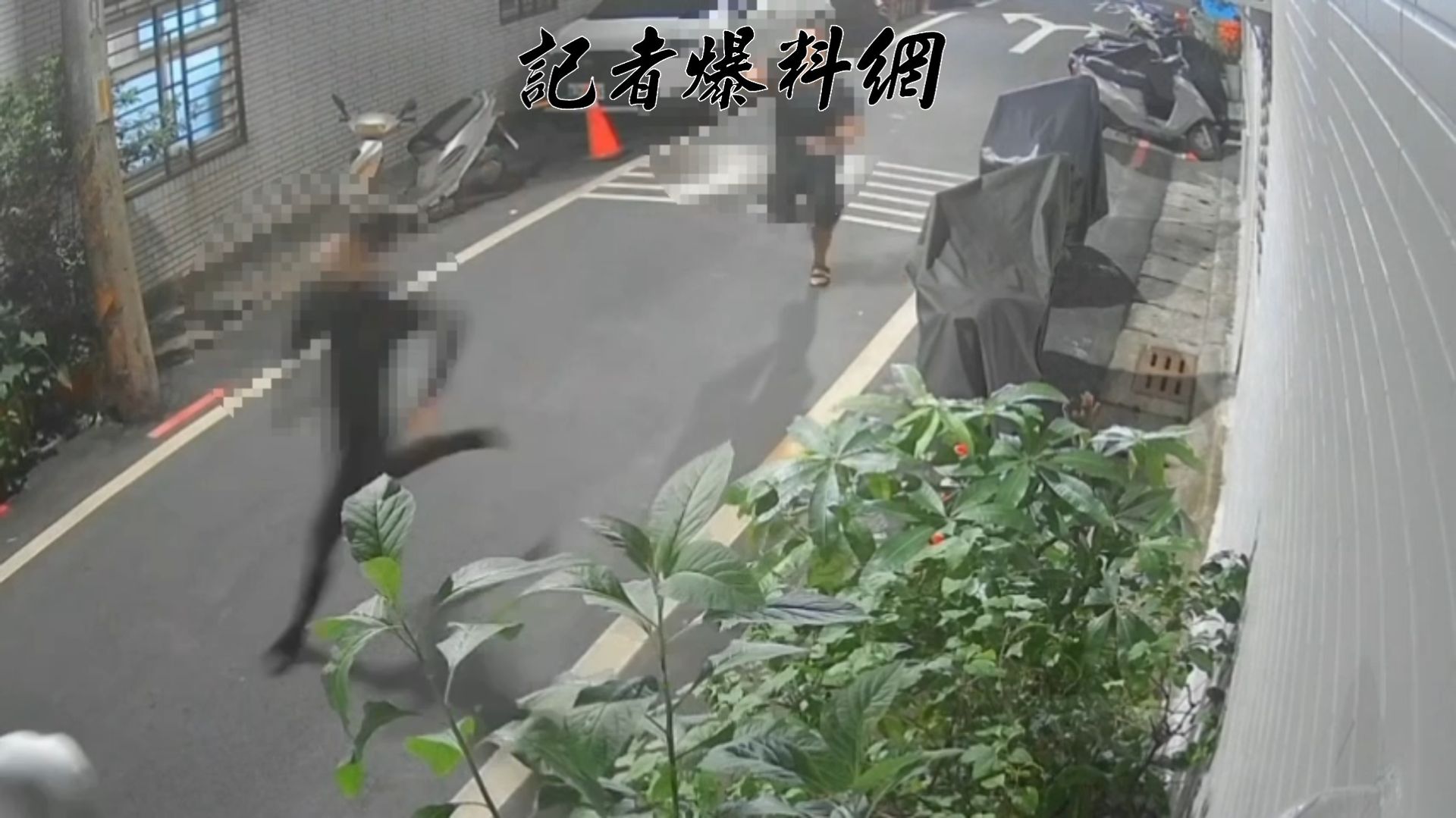 彭男預謀性侵女鄰居失敗，連鞋子都顧不得穿，僅穿著襪子在巷弄內狂奔逃逸。