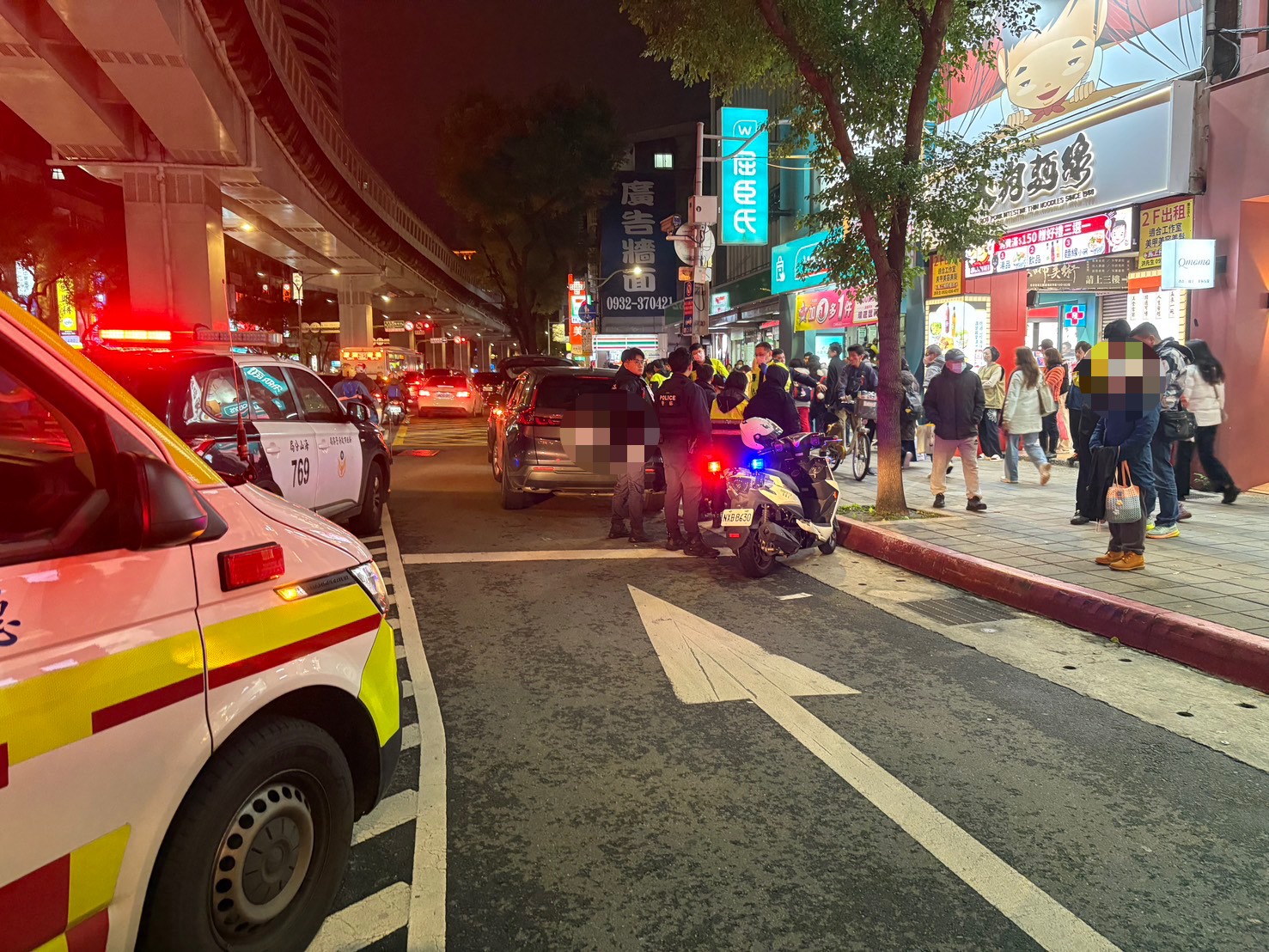 警方到場後，第一時間勸導鄭女披上外衣遮蔽，並通知救護車支援。