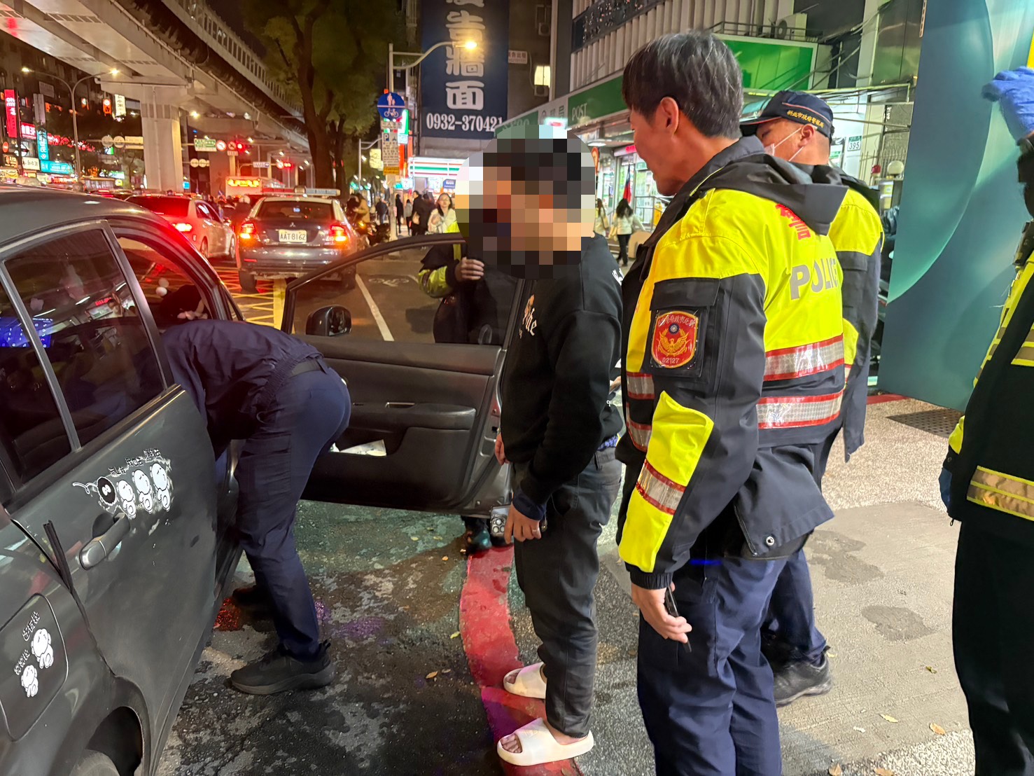 警方現場檢視，駕駛陳男情緒穩定，經檢測無酒駕或毒駕情事，車內亦未發現違禁物品。