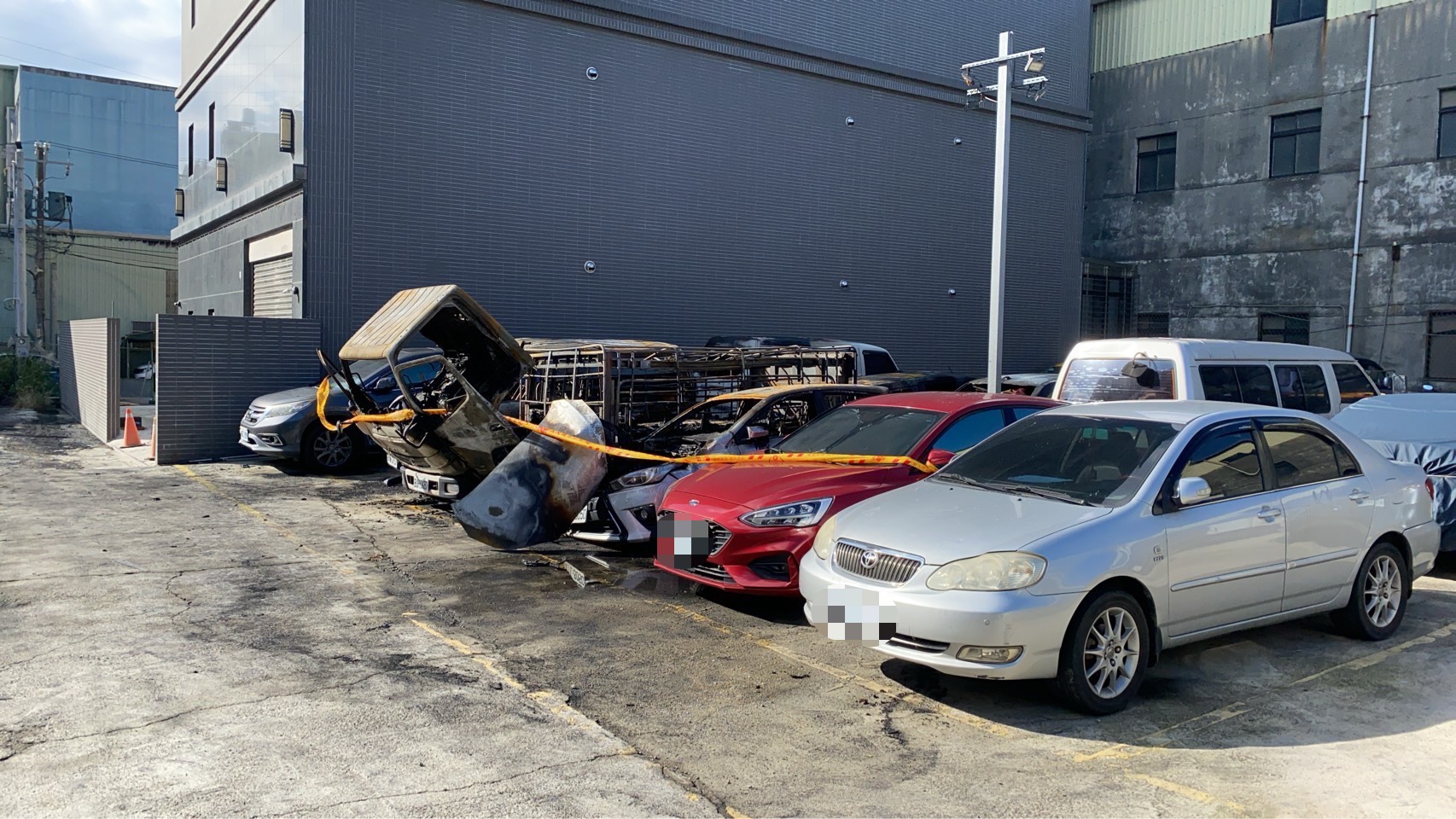 1輛停放於場內的搬家公司貨車因不明原因起火燃燒,火勢隨即向兩側延燒,波及周邊共9輛汽車。