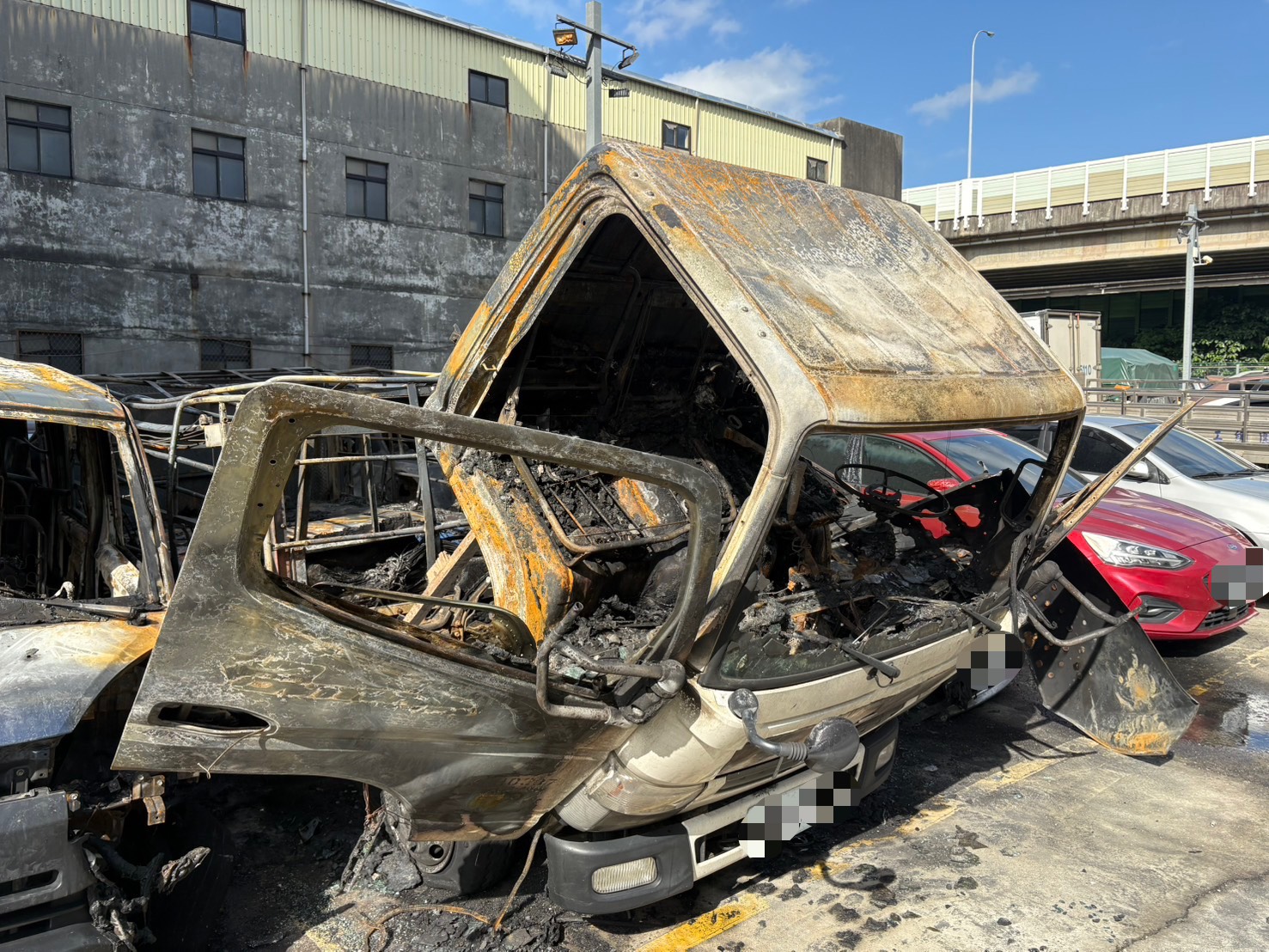 1輛停放於場內的搬家公司貨車因不明原因起火燃燒,火勢隨即向兩側延燒,波及周邊共9輛汽車。