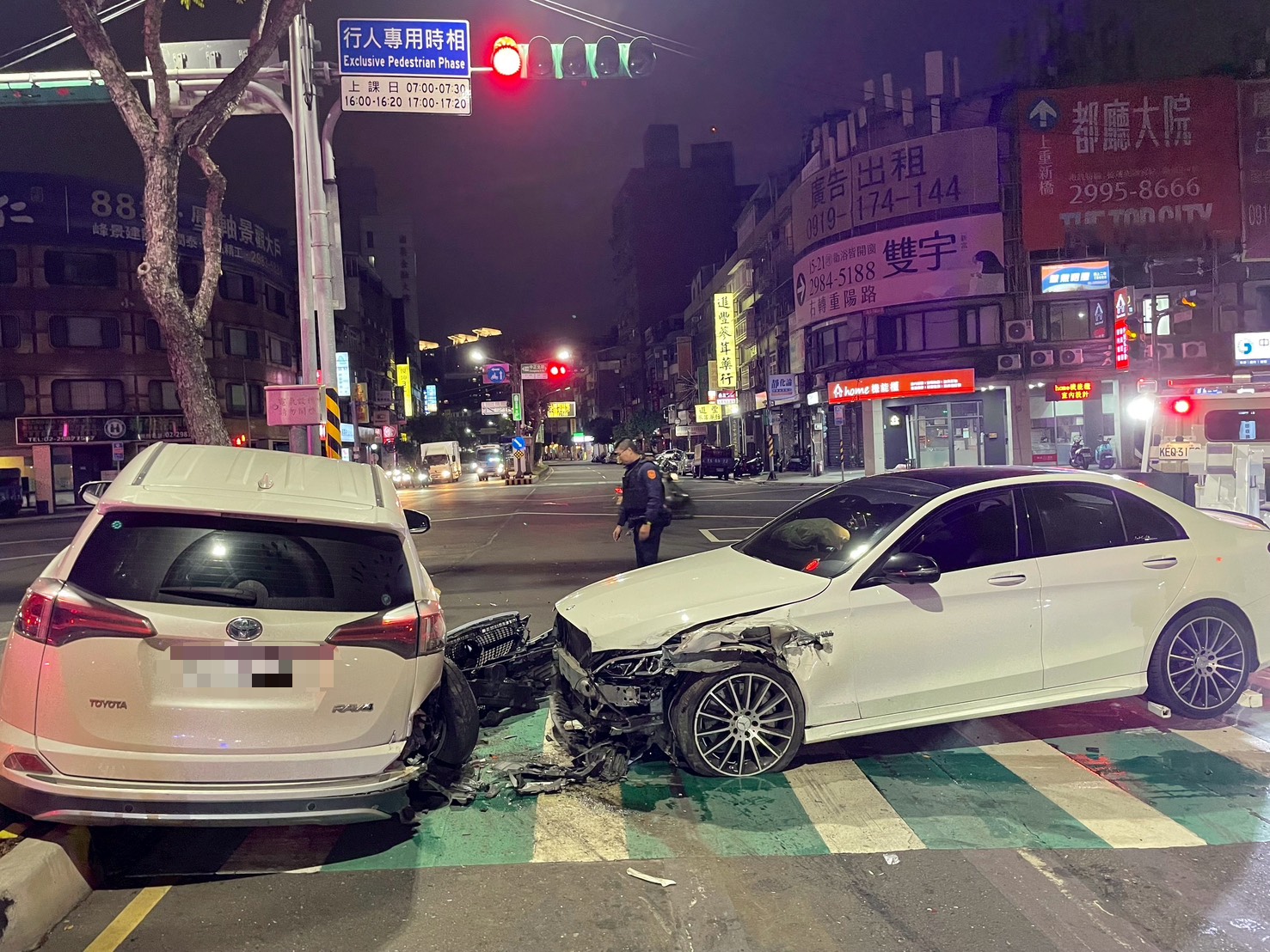 27歲黃姓男子駕駛白色賓士車,車輛疑似突然失控暴衝,猛烈追撞前方正在待轉的豐田休旅車,導致對方車輛被推上分隔島。