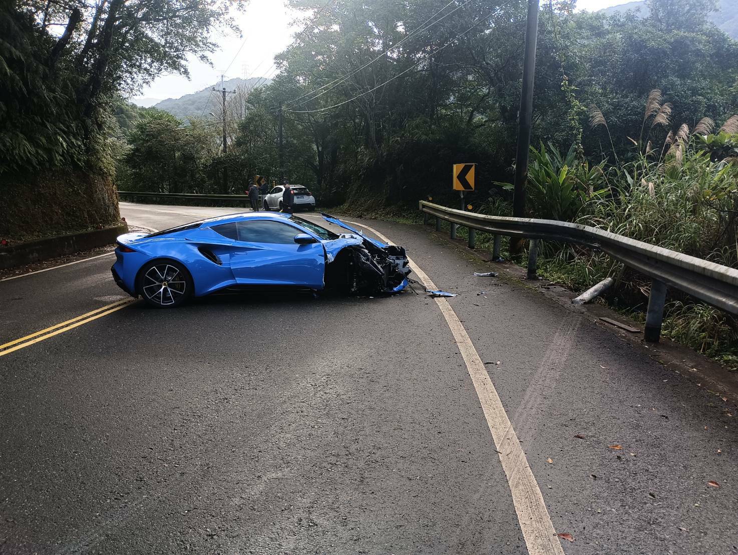 50歲賴姓男子駕駛新車售價高達525萬元的藍色蓮花(Lotus)跑車,行經45.6K處1處左彎時,疑似機件故障導致煞車失靈,車輛失控撞上路邊護欄,造成車頭嚴重毀損。