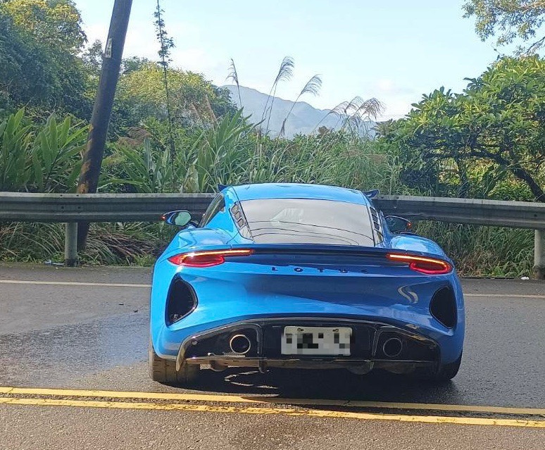 該部自撞的藍色雙門跑車,經查為Lotus Emira,擁有365匹強勁馬力,是深受車迷喜愛的熱血車款。