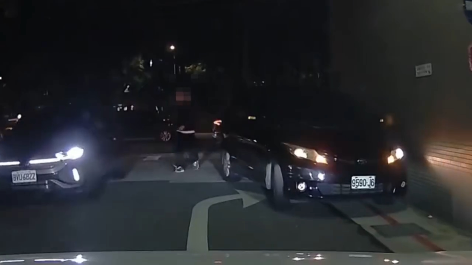 邱毅座車為了圖方便,從仁愛路轉進31巷後,竟然完全不顧行車動線,直接橫切至左側逆向行駛,隨後貼著建築物牆壁停在路口紅線區。