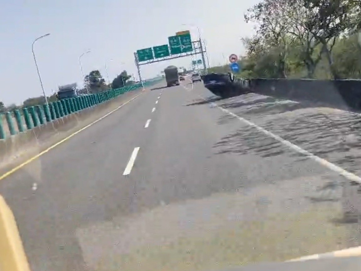 目擊民眾描述，該輛黑色轎車當時行駛速度飛快，隨後便在國道1號交流道前不慎失控，整輛車自撞翻轉後四輪朝天。（畫面翻攝自臉書社團《嘉義綠豆大小事》）