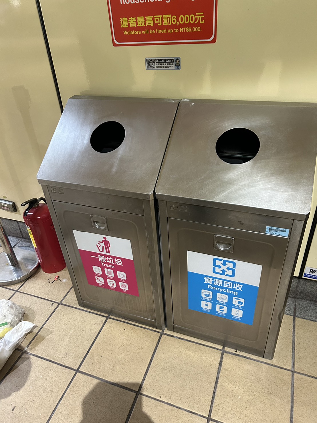 1名15歲少年涉嫌點燃衛生紙後丟進捷運站內垃圾桶,引發悶燒後逃逸。