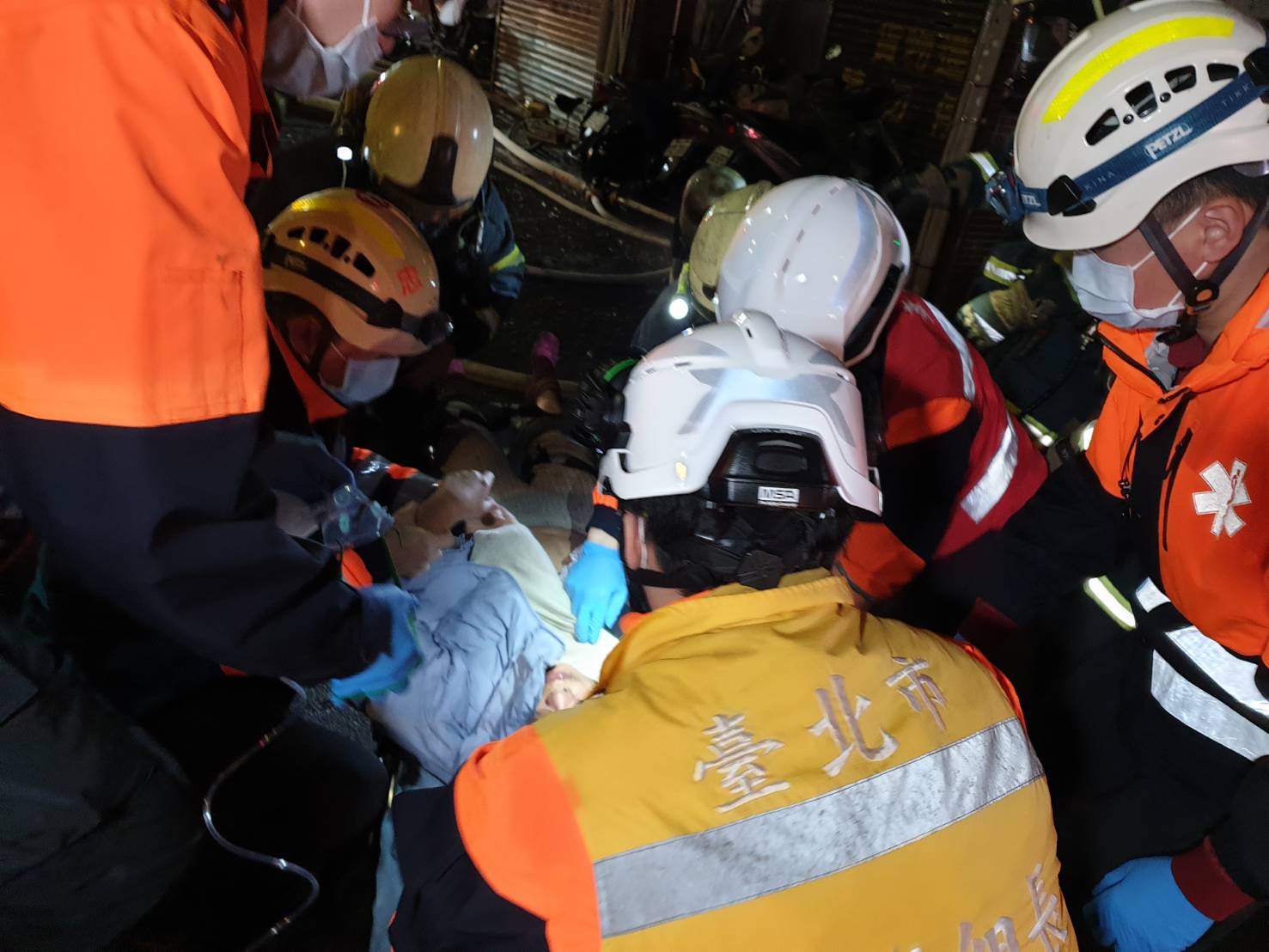 消防人員在起火戶內發現1名約50歲的受困女性，隨即將人救出送醫。