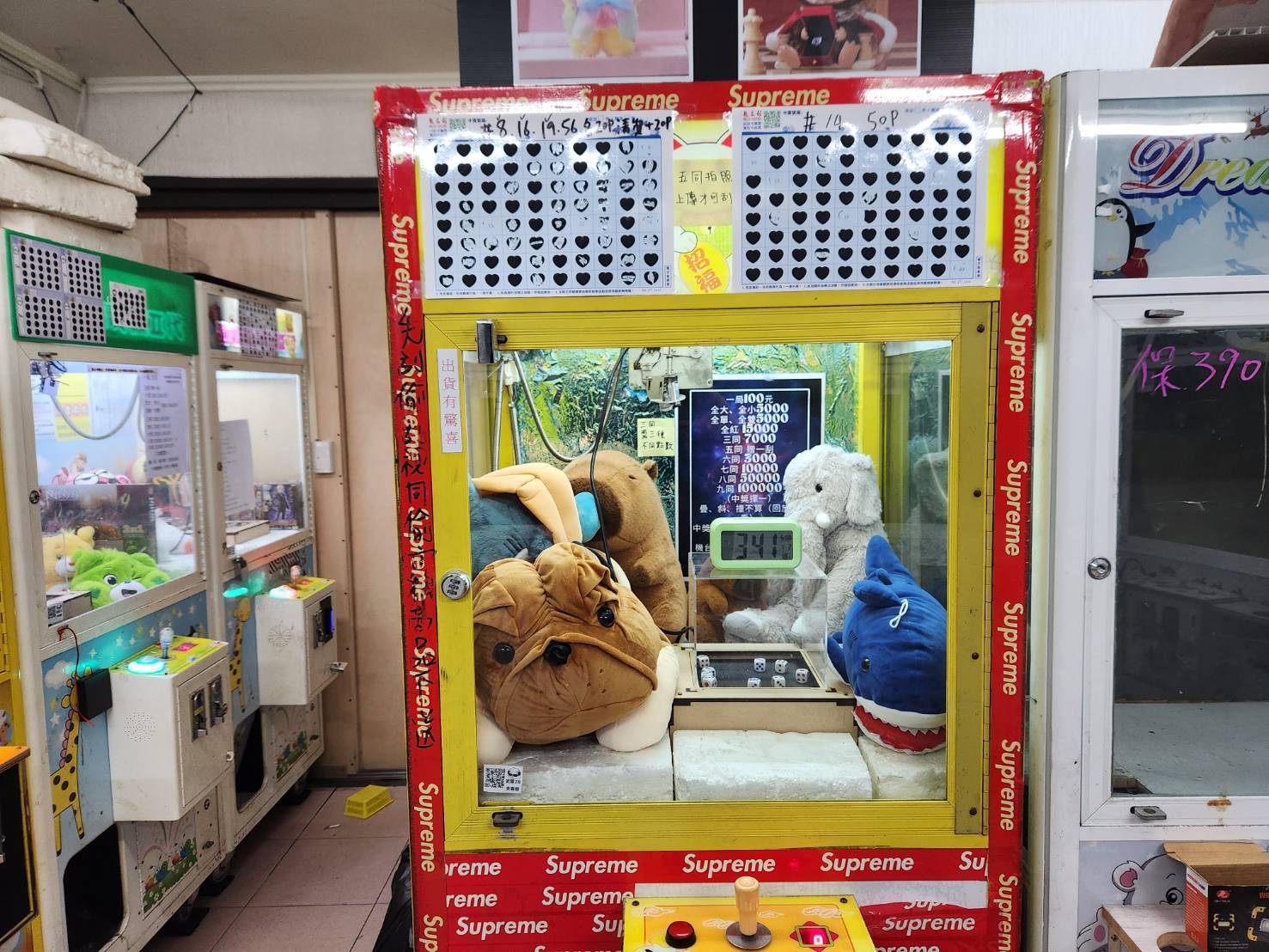 董男經營娃娃機店遭人檢舉「掛羊頭賣狗肉」,內部機台經改裝後,以骰子跳動組成花型來決定賠率供人對賭。