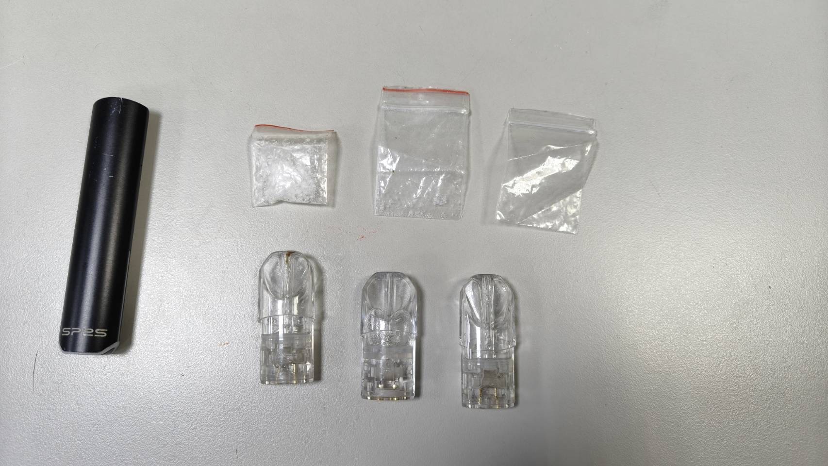 。警方進一步執行附帶搜索，於車內再搜獲2顆煙彈、1支煙桿及安非他命結晶夾鏈袋3包。