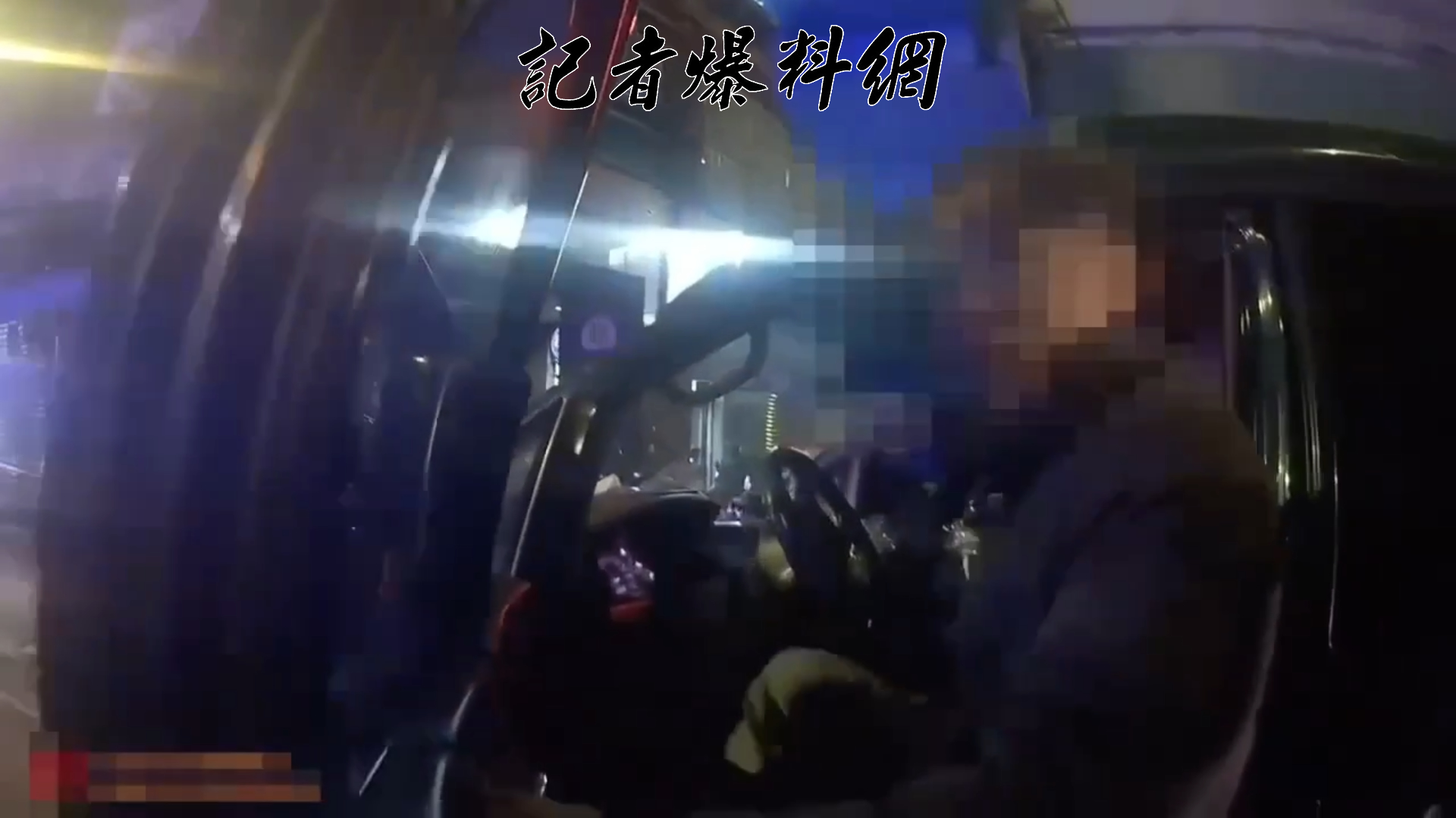 張男因神情極度恍惚，連車都還沒完全靜止就急著開門下車，差點造成事故。