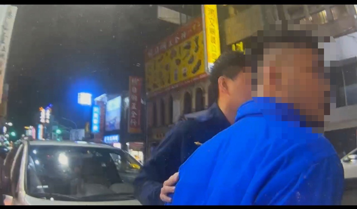 警方獲報迅速到場控制局面，將還在發酒瘋的林男帶回派出所。