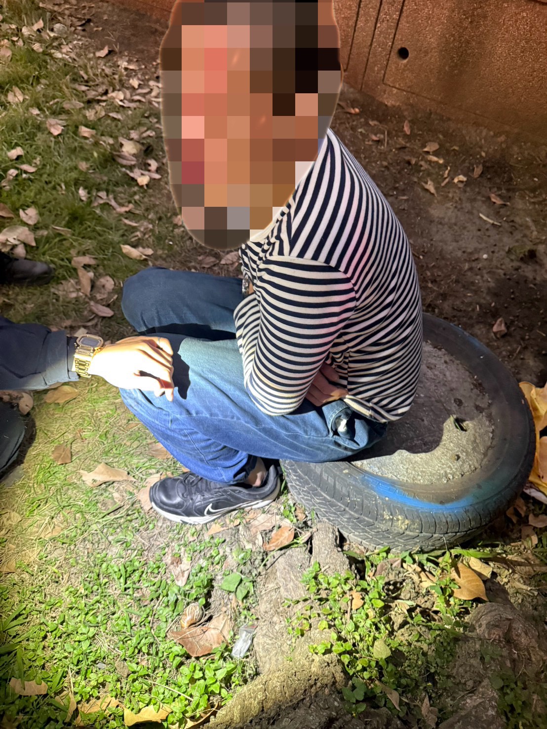 警方現場勘查蒐證時，發現李男神色慌張，並將1顆依托咪酯煙彈殘渣丟棄於身旁地上。