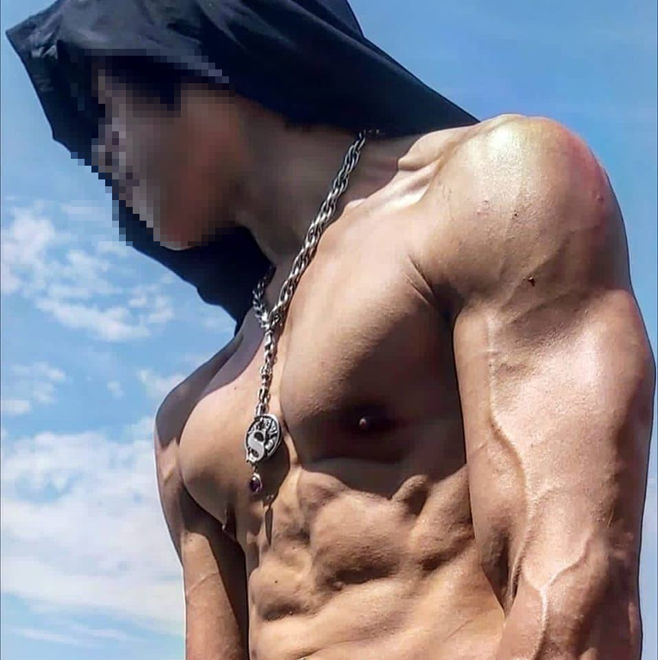 翁男遭爆身分是夜店圈知名的「猛男界RAIN」，疑因吸食「喪屍煙彈」後發狂毒駕。