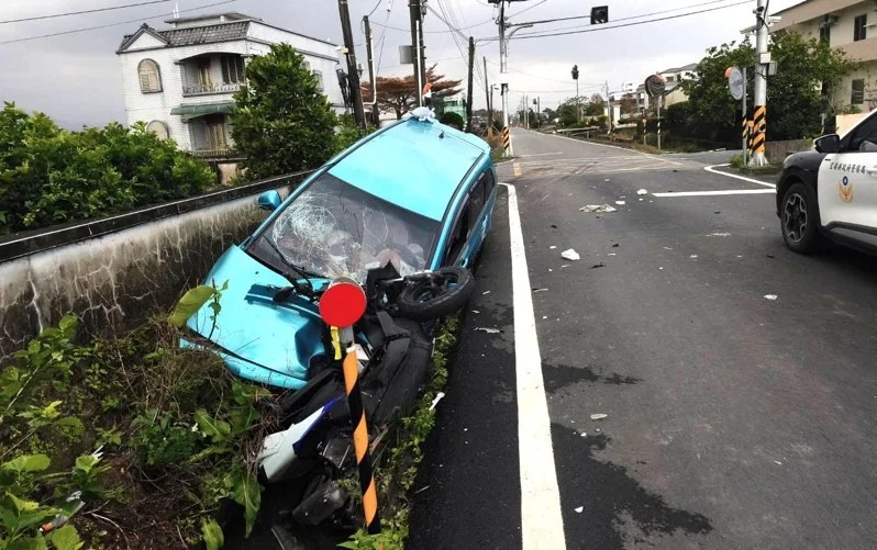 賴姓駕駛的轎車在撞擊後並未立即停下，而是推擠著機車繼續向前衝，最後失控衝出路面，整輛車栽入路旁水溝中。