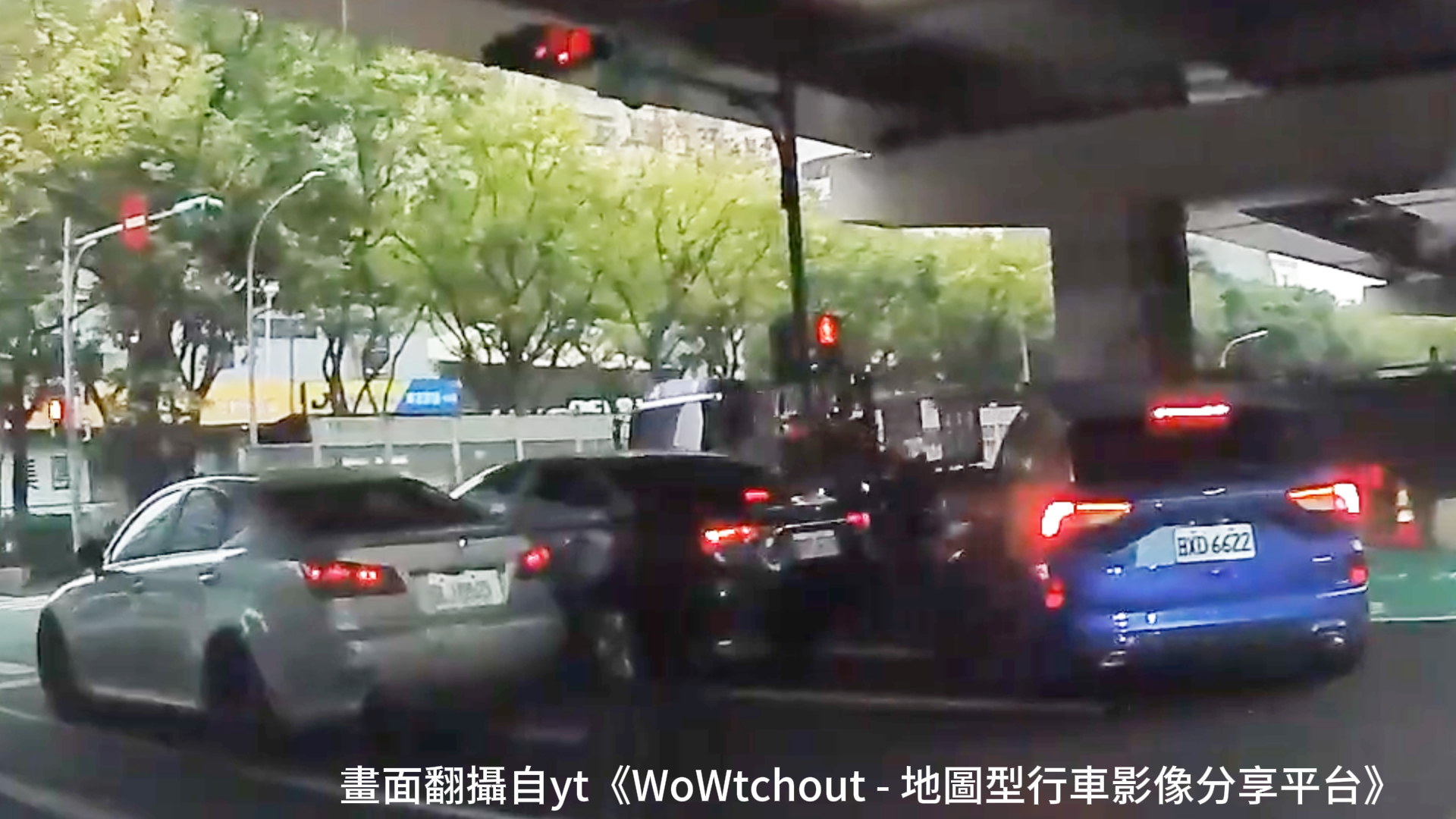 藍色福特KUGA休旅車原本在過彎處一度閃爍煞車燈，看似要減速，不料下1秒卻突然「油門一拜」加速衝向外側，直接將魏男「擊落」倒地。