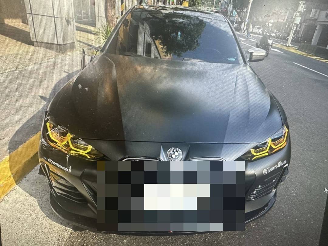 張姓男子駕駛藍色BMW 4系列 Gran Coupe，市價約260萬元。