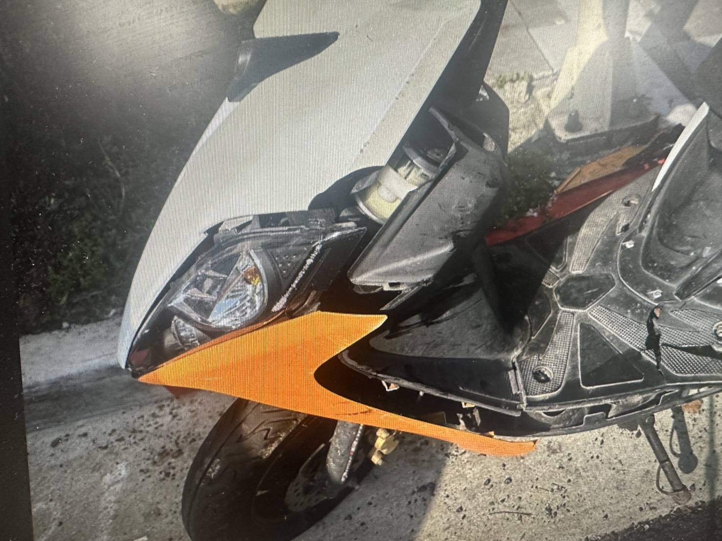 江男騎乘的機車車殼破損。