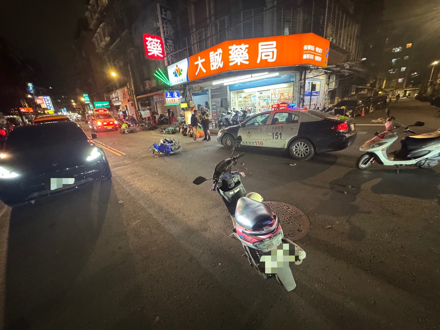 21歲倪姓男子騎乘機車準備左轉時，與對向2輛直行機車發生劇烈碰撞。