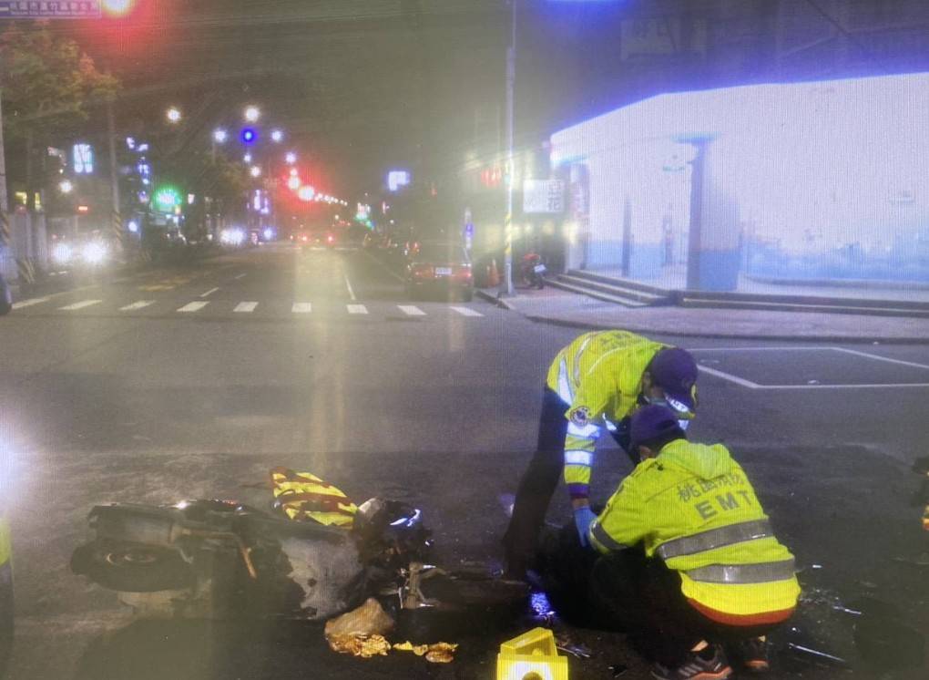 勞姓婦人左轉時疑未禮讓對向直行車輛，導致黃姓機車騎士避讓不及攔腰撞上。