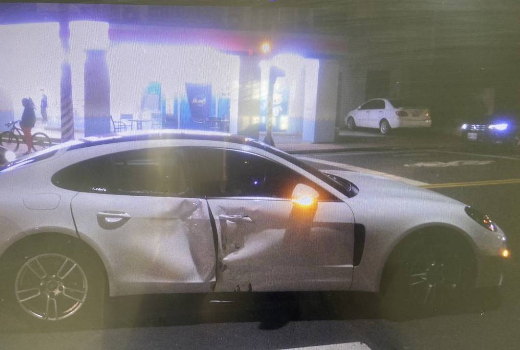 55歲勞姓婦人駕駛白色保時捷Panamera轎車右側車門毀損變形。