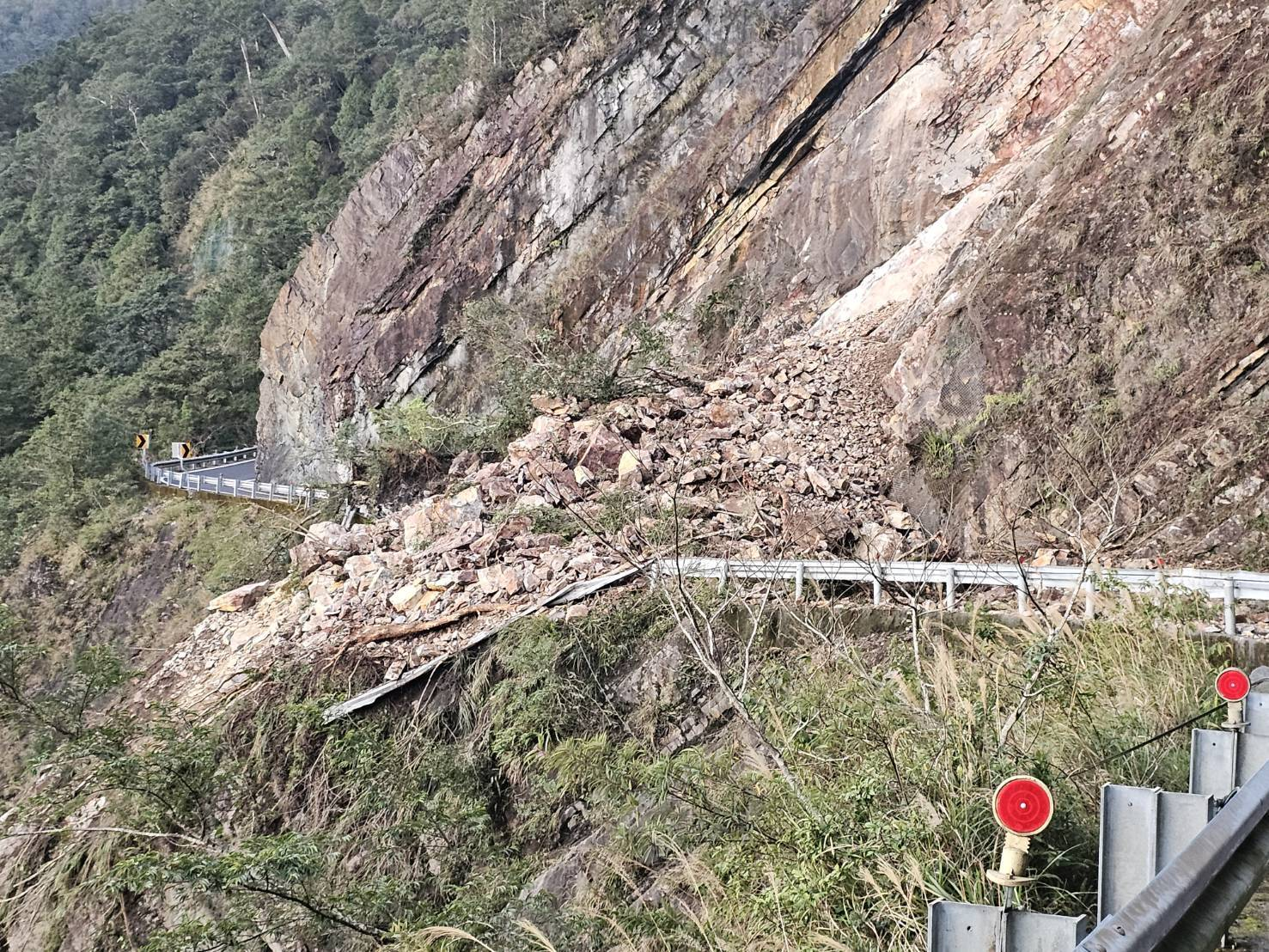 北橫公路交通中斷！受近期宜蘭地區頻繁地震及連日降雨影響，台7線68.7k（明池路段）今日傳出嚴重土石崩落意外。