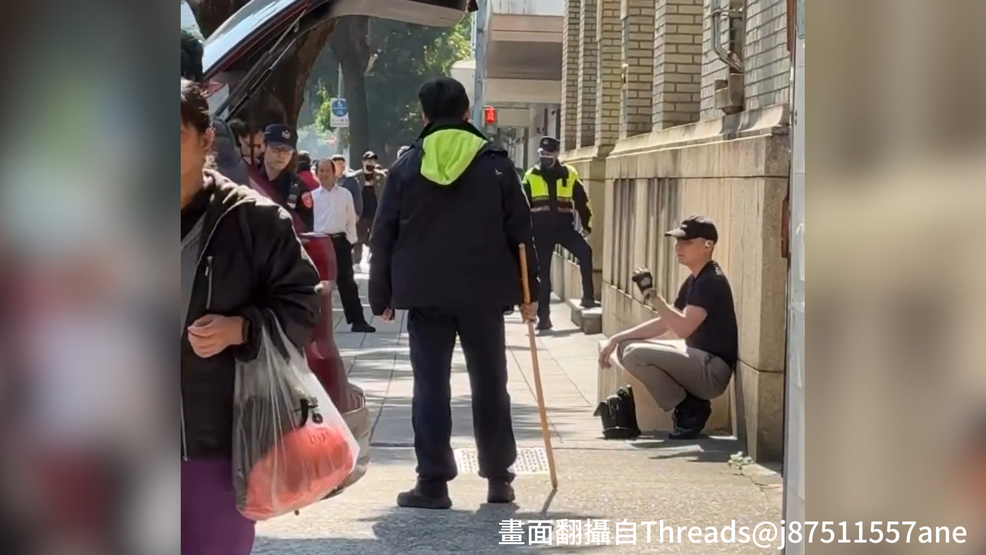 27歲張姓男子在人行道騎乘腳踏車時，與82歲周姓老翁因禮讓問題發生口角，雙方進而爆發肢體衝突。未料張男竟直接從隨身物品中抽出１把「戰術直刀」作勢恐嚇