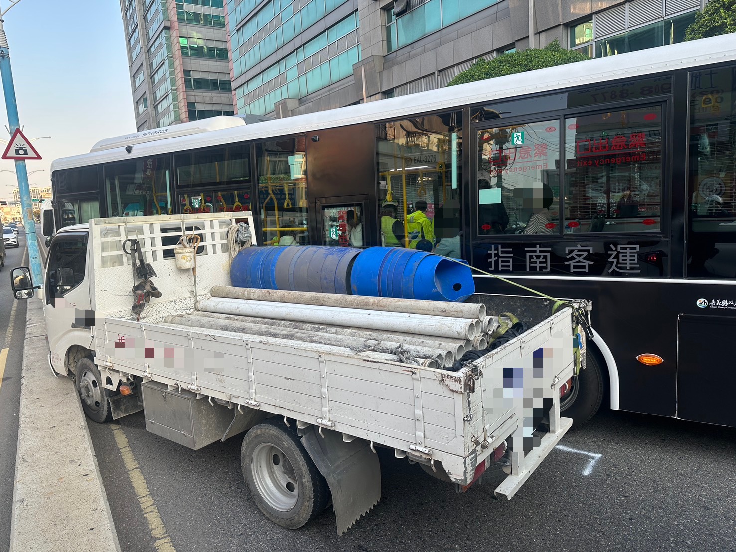 新北市新莊區中正路今（13）日下午15時許傳出1起公車與貨車碰撞的交通事故。