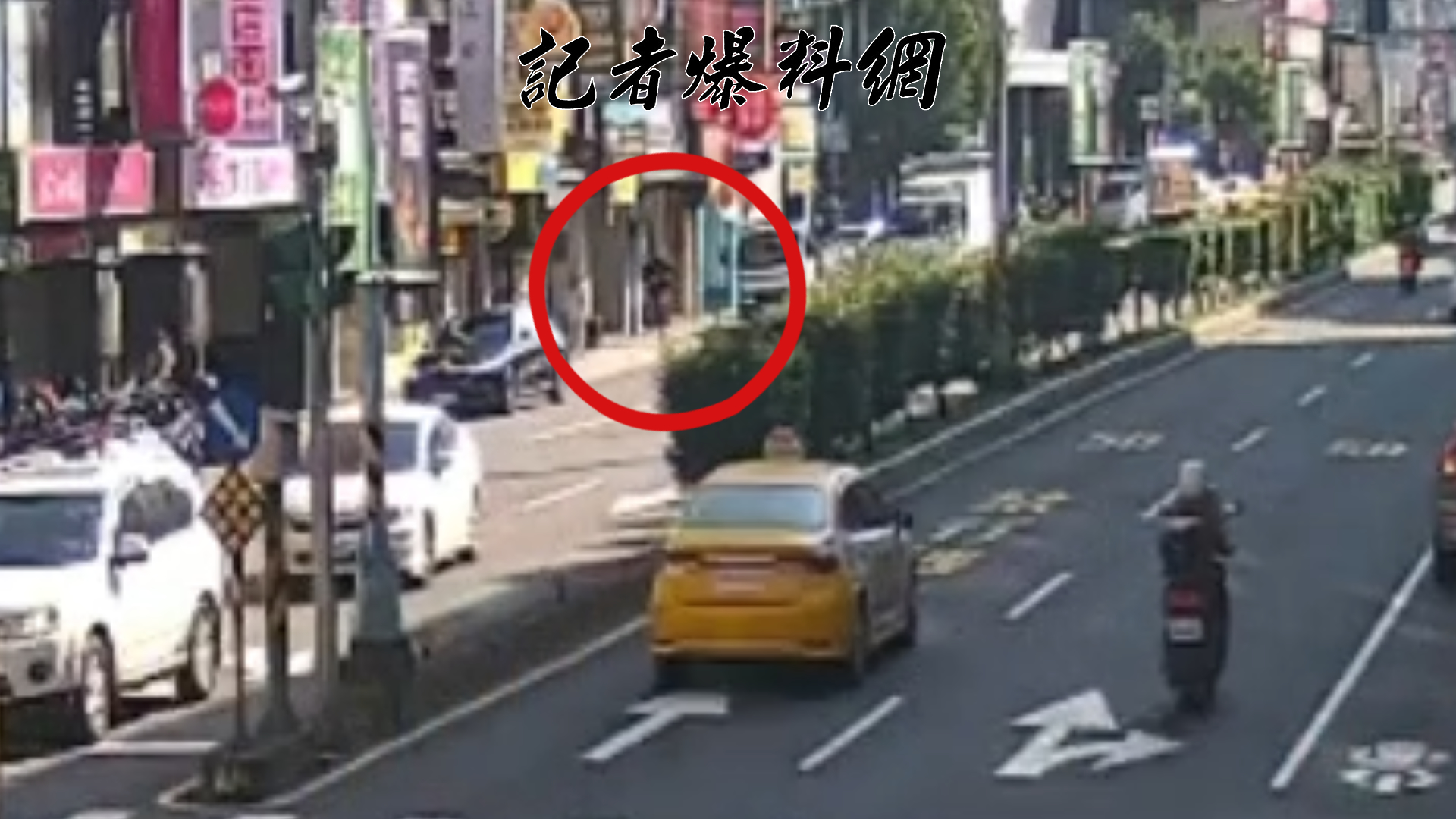 車輛自撞停下後，2名心虛的車手顧不得任務尚未完成，趕緊拉開車門分頭逃竄。