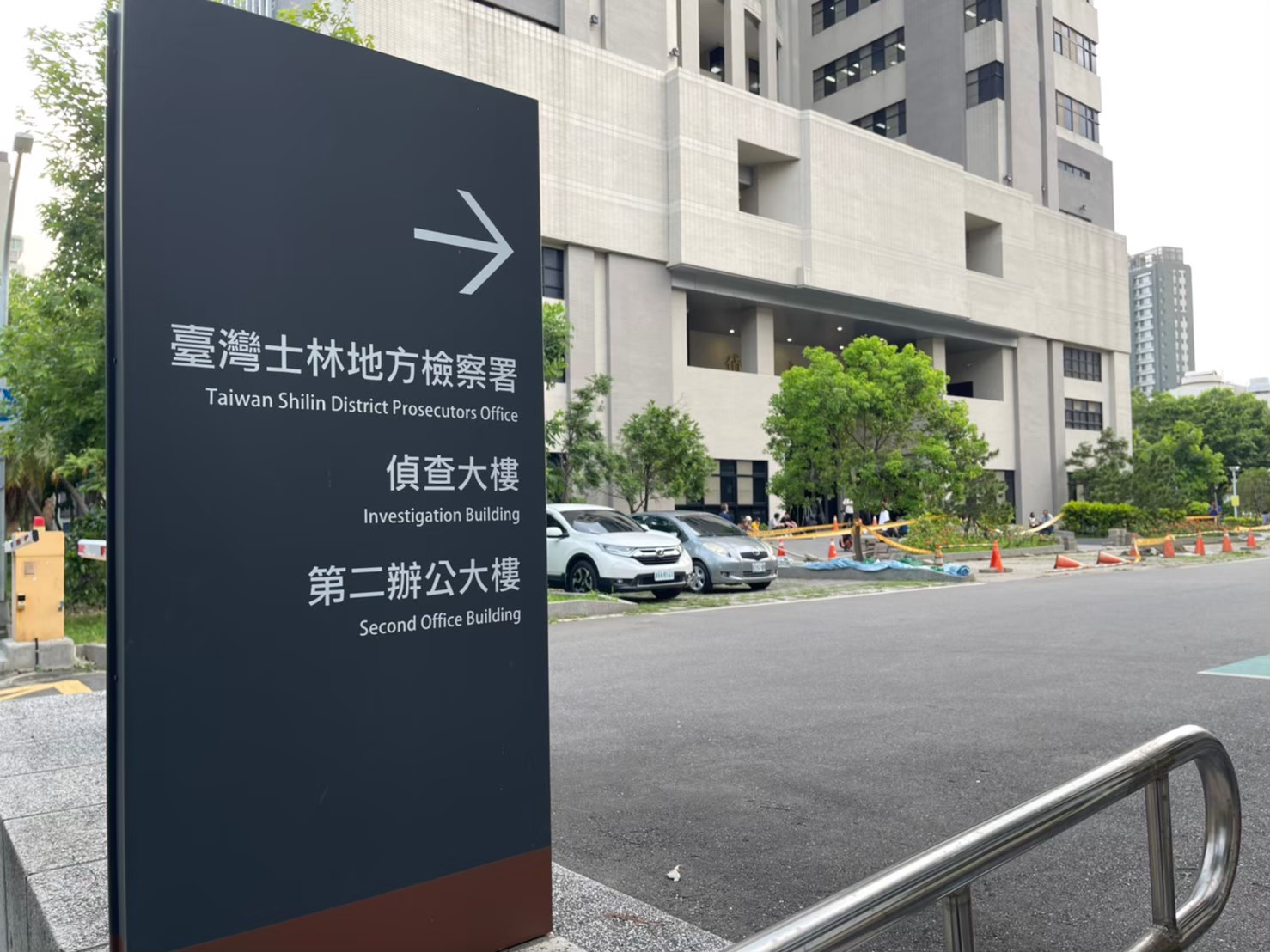 台北市警察局捷運警察隊53歲鄭姓前代理分隊長,被控在7年內對親生女兒性侵高達348次,全案經士林地檢署起訴,原訂明(14)日再度召開審理庭。