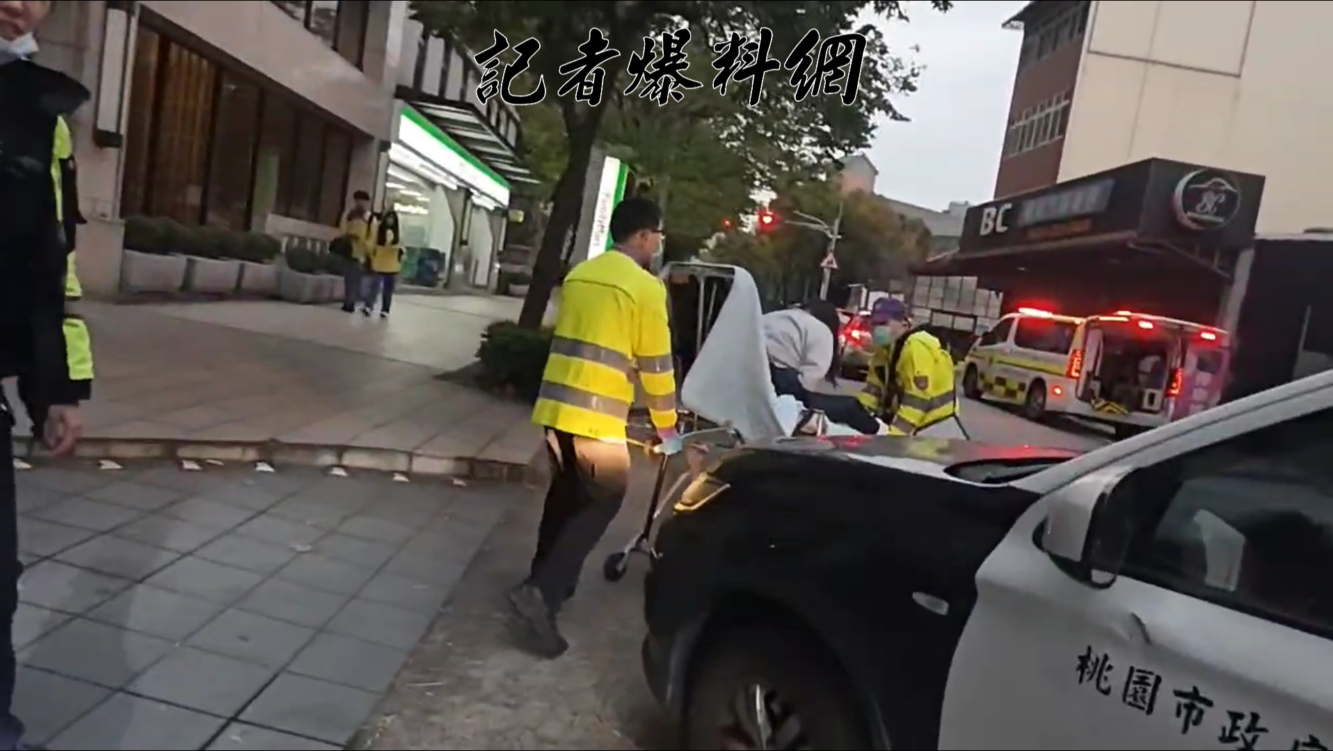 消防救護人員到場協助將張女強制送醫治療。