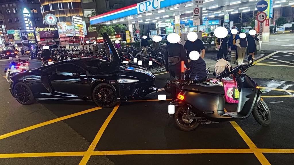 台北市士林區文林路一帶，昨（17）日晚間19時許發生1起「天價」車禍。