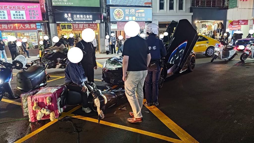 警方初步研判，事故主因為麥拉倫超跑轉彎時未依規定禮讓直行機車。