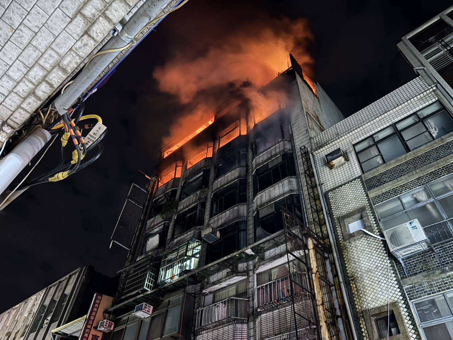 桃園市桃園區和平路1棟廢棄許久的華廈，今（18）日凌晨傳出火警。