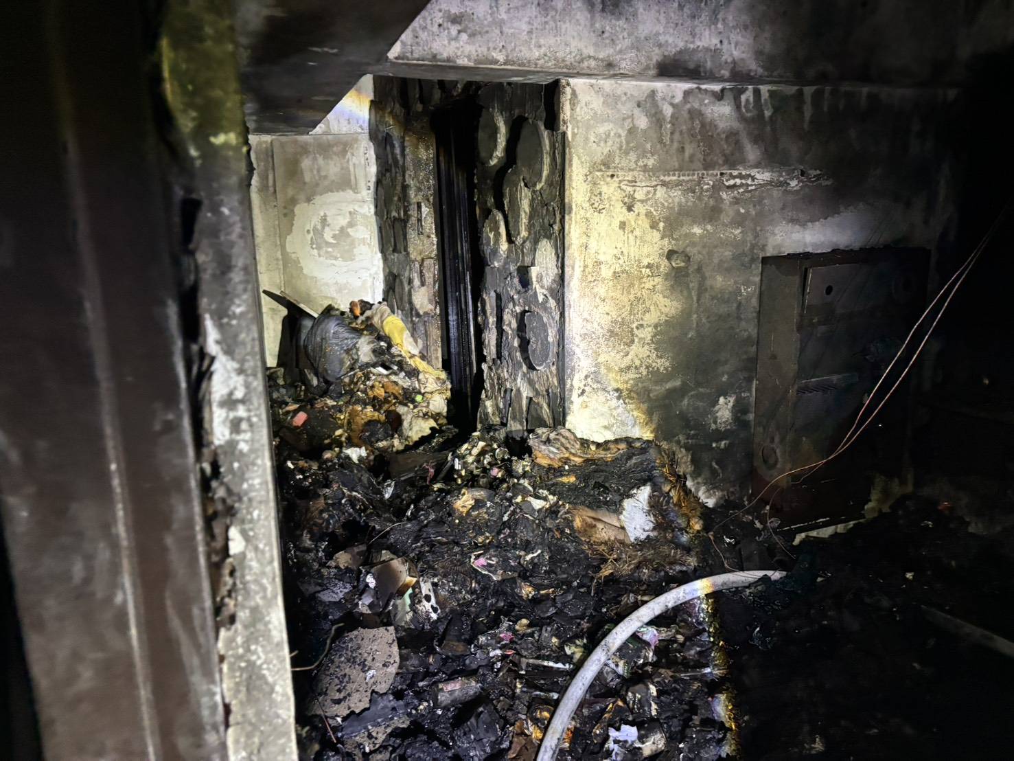 李女事發前在6樓處焚燒垃圾，因現場堆放大量雜物，導致火勢一發不可收拾。