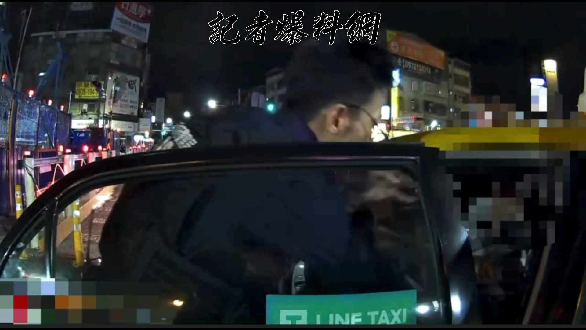 員警準備進一步查證時，陳男突然情緒暴走，對著員警揮拳並以雙腳猛力踢擊，其中一腳直接踹中員警面部