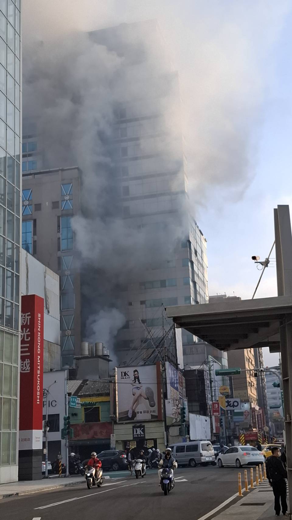 桃園市桃園區大同路28號1處民宅，今日清晨傳出火警，竄出大量火焰與濃煙。