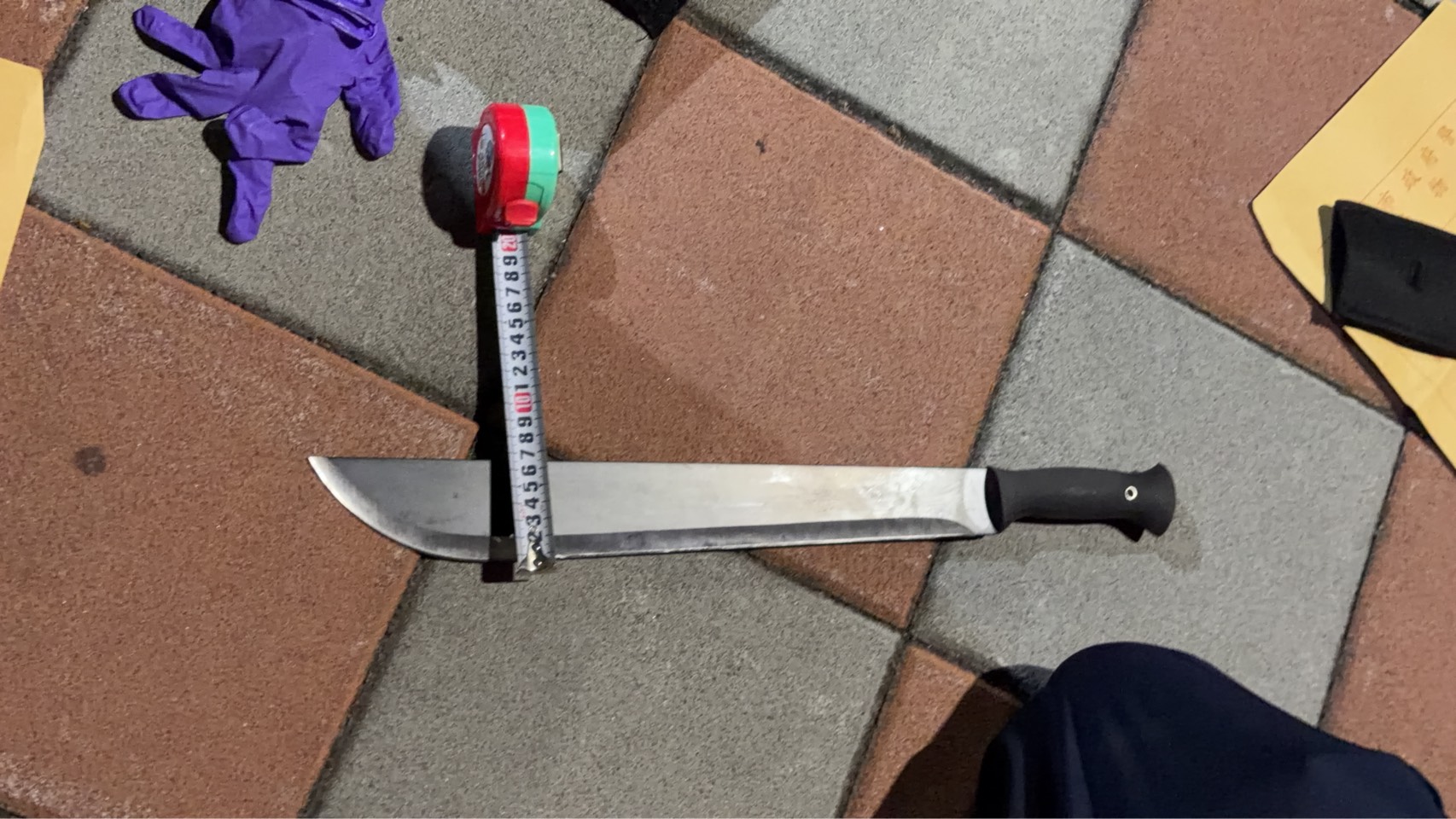 警方在機車後車廂內赫然發現1把疑似兇刀的開山刀，刀身雖無明顯血跡，研判已遭清洗。