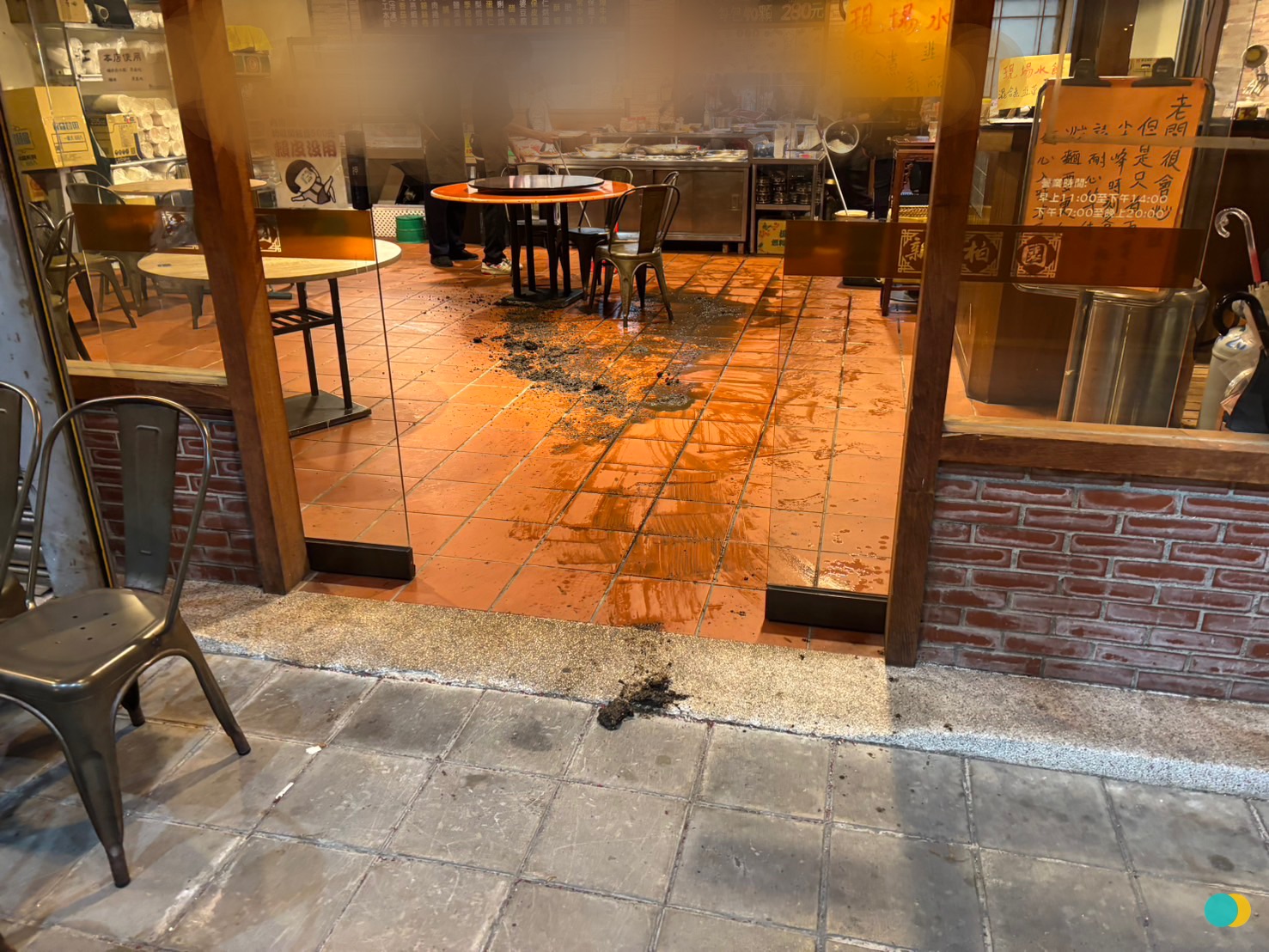 新北市鶯歌區尖山路1間知名餃子館，昨（18）日晚間19時許驚傳遭人惡意潑灑穢物。