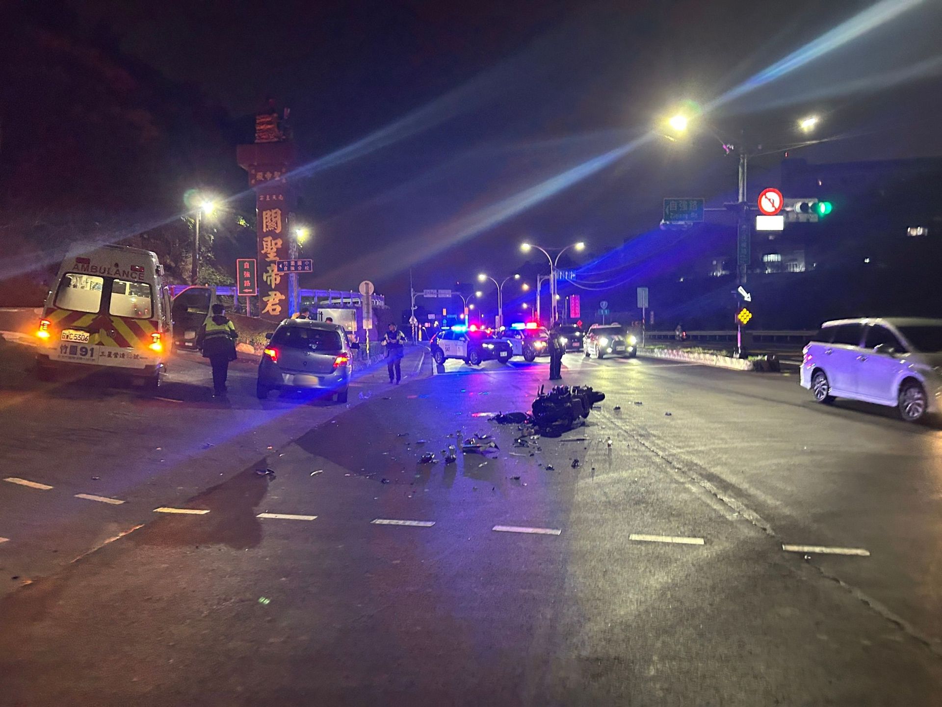 25歲簡姓機車騎士於下班返家途中，與1輛準備左轉的轎車發生猛烈碰撞，簡男當場人車噴飛受創嚴重，經緊急送醫搶救後，仍因頭部重傷宣告不治。