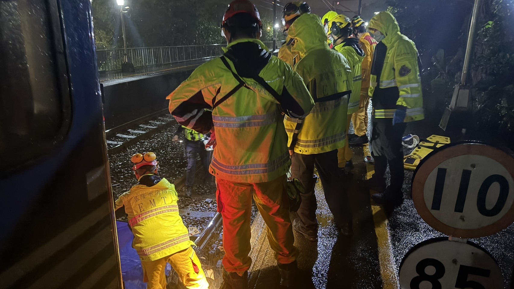 基隆市消防局派遣8車13人趕赴救護，發現林男被困在火車下方，當下已無生命徵象。