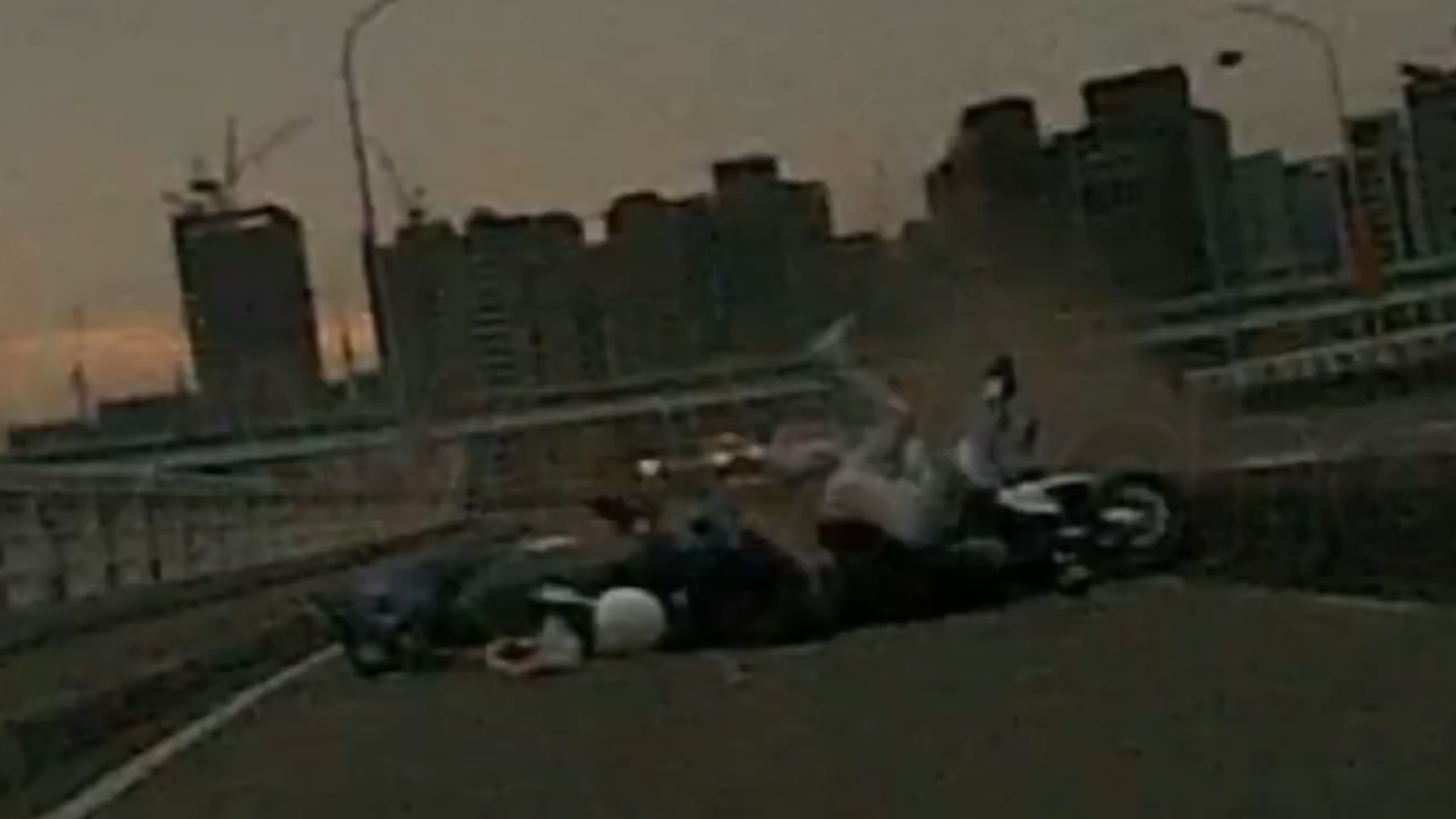 20歲李姓男大生騎機車載著王姓女友人，行經重新橋往三重方向時，疑似為了超車變換車道，卻未注意車前狀況，不慎追撞前方47歲許姓女騎士。