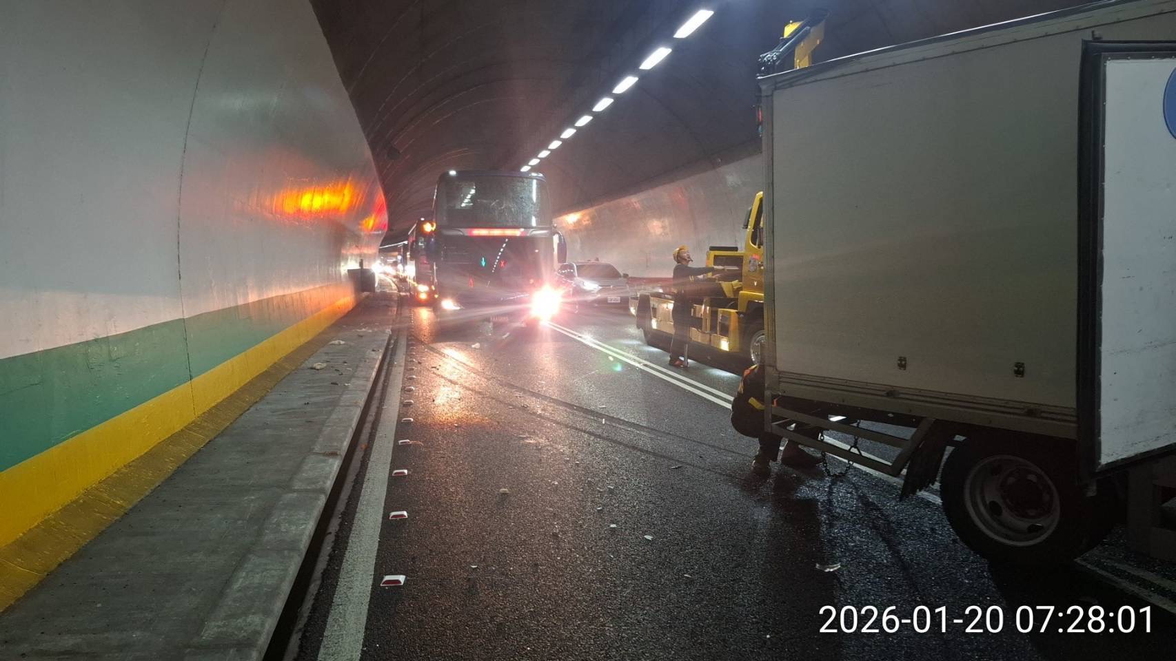 事故影響，彭山隧道內側及部分外側車道受阻，導致南下車流大排長龍。國道警方於現場進行交通管制，並在上午8時32分將事故車輛排除，全線恢復正常通車。