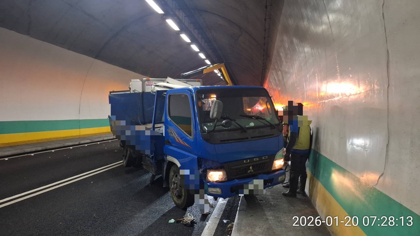 國道5號南下10.4K處彭山隧道內，今（20）日上午7時許發生追撞事故。