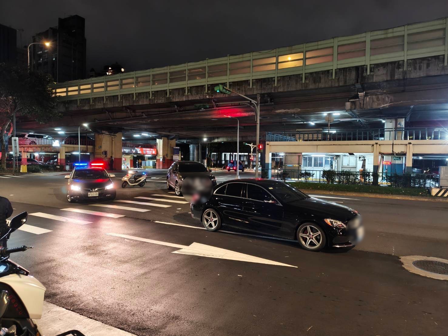 48歲陳姓男子駕駛馬自達休旅車，行經建國高架橋下迴轉道，準備由東向左轉往南行駛。疑似因轉彎時未確實注意行人動態，左側車身先行擦撞到正在過馬路的吳姓男子。