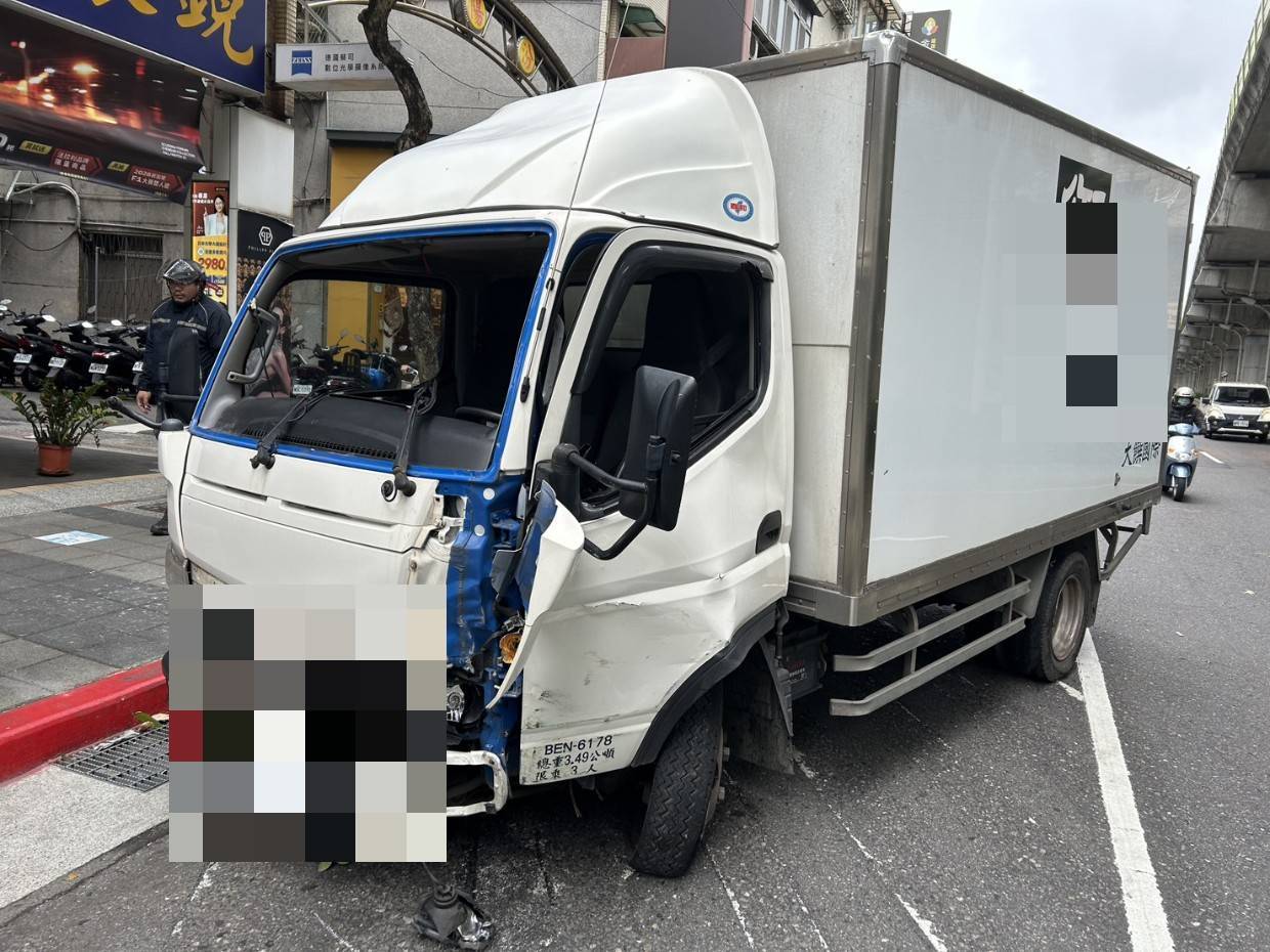 22歲周姓男子駕駛白色小貨車行經西湖捷運站附近時，疑似因煞車操作不當，導致車輛失控猛力撞擊分隔島，整輛車還翻越分隔島直直衝往對向車道。