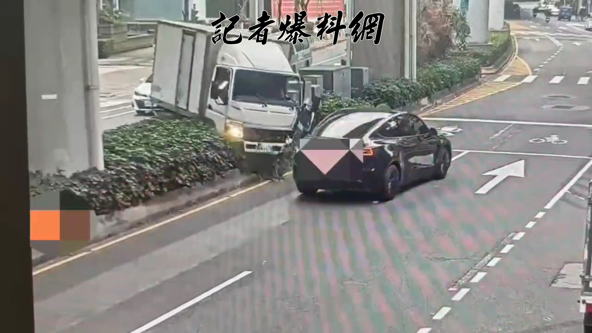 台北市內湖區內湖路一段一帶，昨（20）日下午13時許發生1起驚險萬分的交通事故。