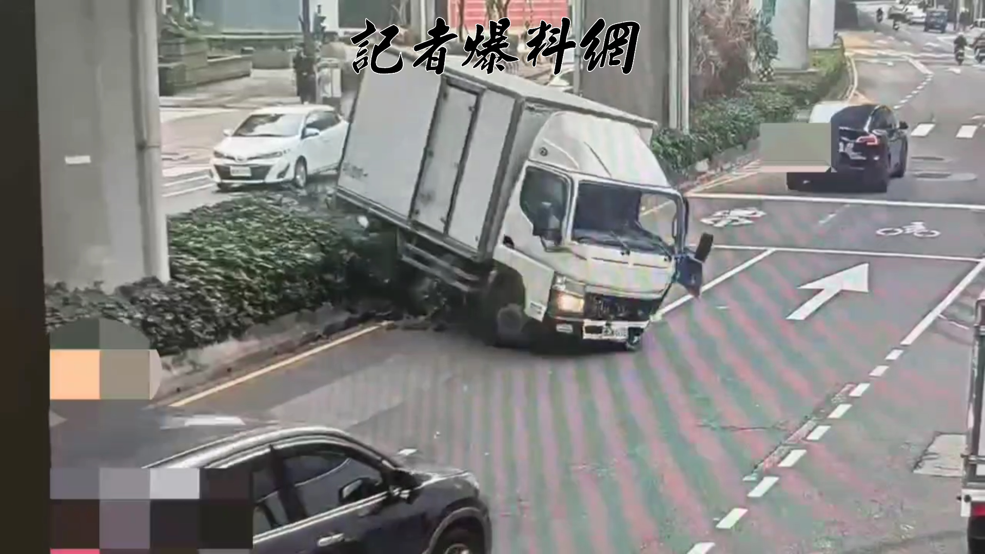 轄區警方獲報後派員趕赴現場查處，現場除了分隔島與肇事小貨車受損外，並無造成其他人員受傷或車輛碰撞。